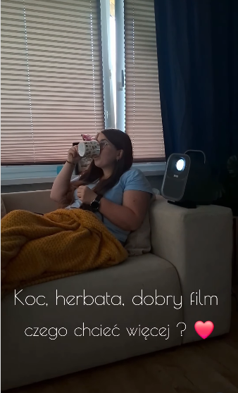 Nie trzeba wychodzić z domu, żeby zrobić sobie mały wieczór jak w kinie！Kanapa, coś dobrego do jedzenia i film na naprawdę dużym ekranie - dokładnie tak lubię najbardziej. ❤️